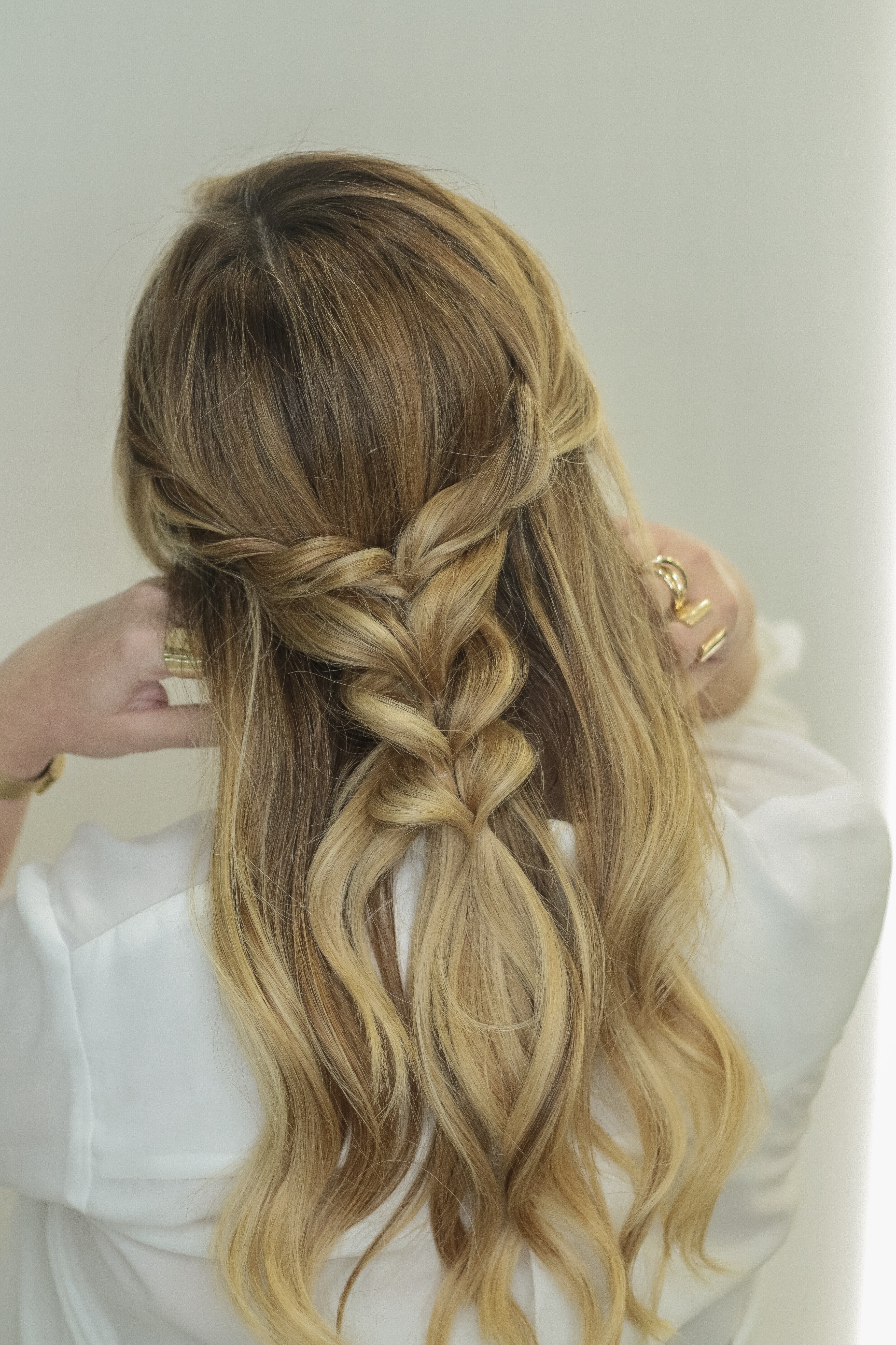La pull-through braid è la finta treccia con gli elastici che amerai fare  ai tuoi capelli – Dressing and Toppings